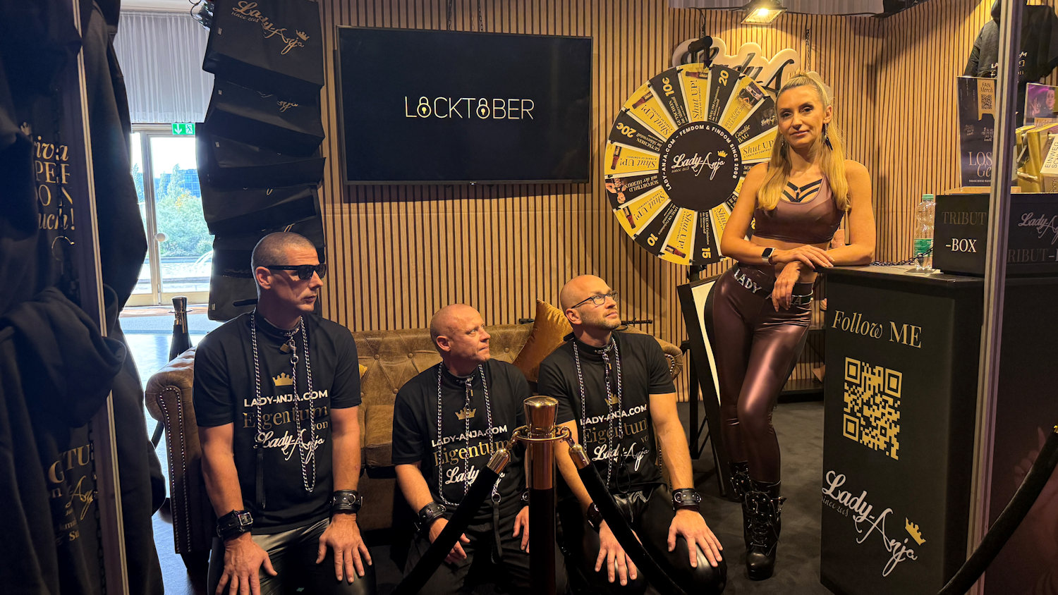 Lady Anja Venus 2025 Messeststand mit Sklaven